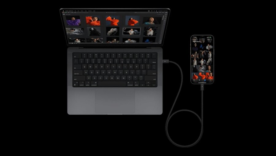 iPhone 15 Pro Max je připojen k notebooku MacBook Pro pomocí kabelu USB-C, přičemž jsou na obou zařízeních vidět miniatury fotografií. Obrázek znázorňuje rychlý přenos dat mezi oběma zařízeními.