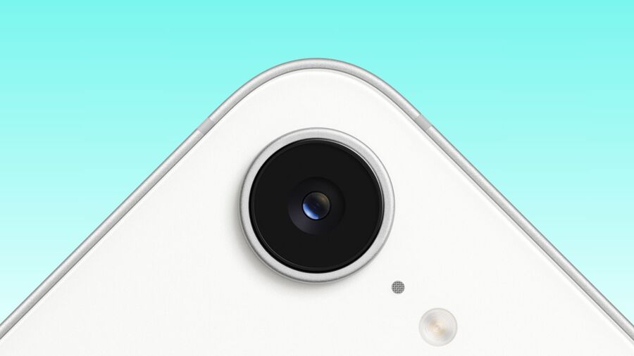 iPhone 16e s 48megapixelovým fotoaparátem (f/1,6) poskytuje solidní výkon díky technologii Fusion, která spojuje schopnosti dvou fotoaparátů, což přináší ostré a detailní snímky s vyšším rozlišením, lepšími detaily i při slabém osvětlení.
