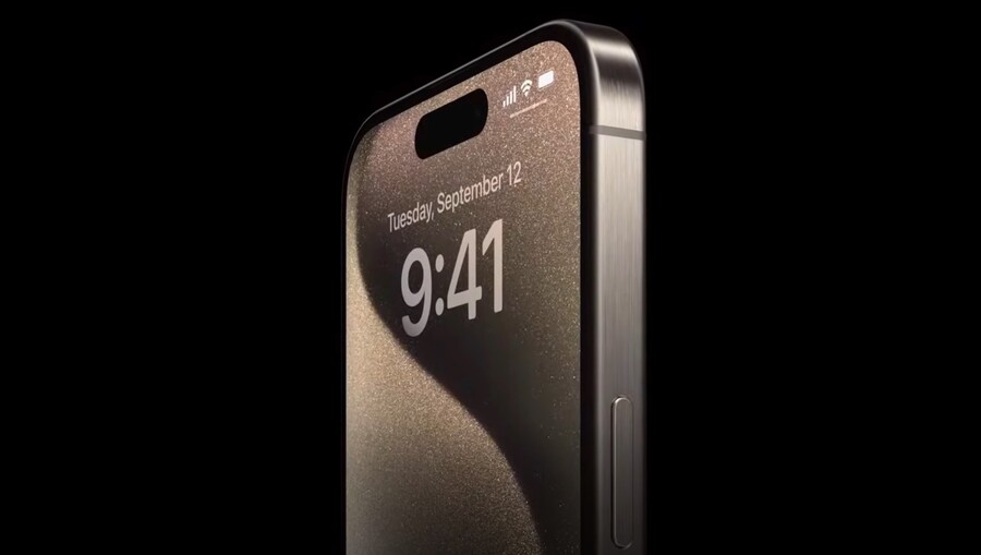 iPhone 15 Pro nabízí ostrý a plynulý 6,1palcový OLED displej s adaptivní obnovovací frekvencí a zúženými rámečky.