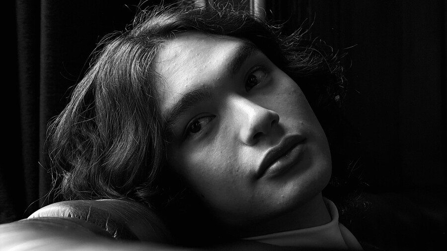 iPhone 15 Pro nabízí 12Mpx teleobjektiv s 3× optickým zoomem a 12Mpx ultraširokoúhlý objektiv pro zachycení širokých scén.