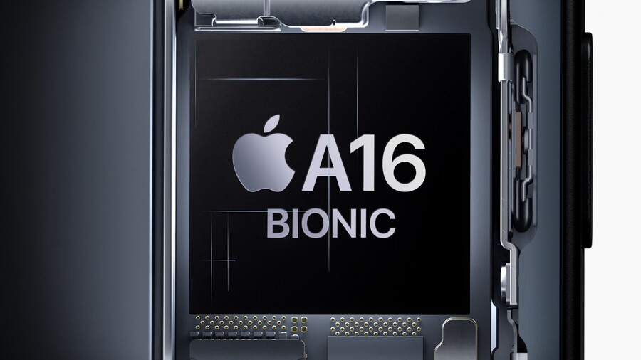 iPhone 15 pohání čip A16 Bionic se šestijádrovým CPU a pětijádrovým GPU, který zajišťuje vysoký výkon i úsporný chod.