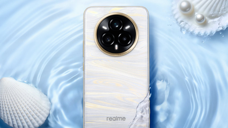 Zadní strana telefonu Realme 14 Pro+ v barvě Pearl White na hladině vody, s viditelným kruhovým modulem fotoaparátu a perleťovým vzorem.