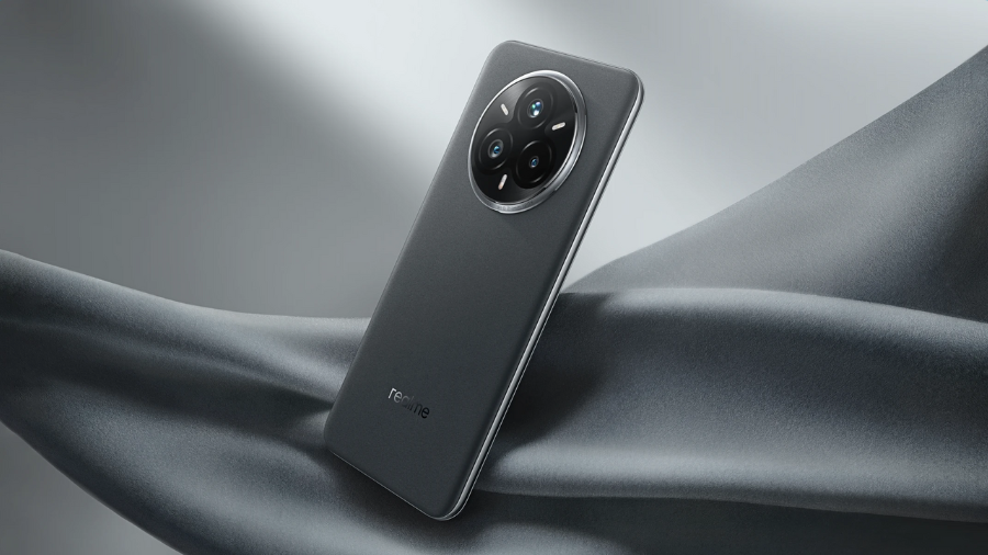 Telefon Realme 14 Pro+ v barvě Suede Grey vznášející se nad šedou látkou.