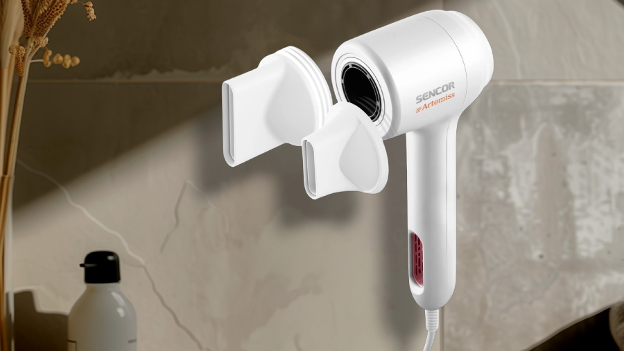 Sencor SHD 9100RS Artemiss s oběma koncentrátory před šedou zdí.