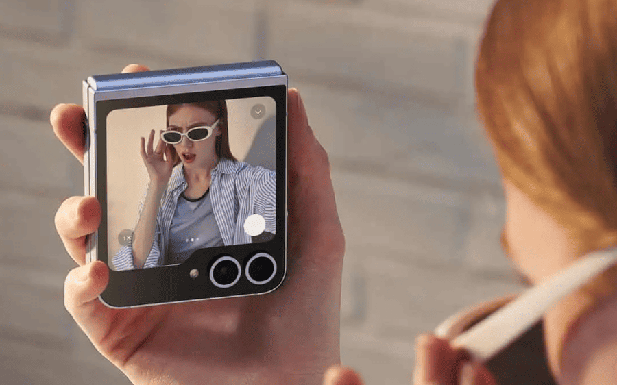 Vedlejší displej Samsung Galaxy Z Flip6 a jeho využití při selfie.