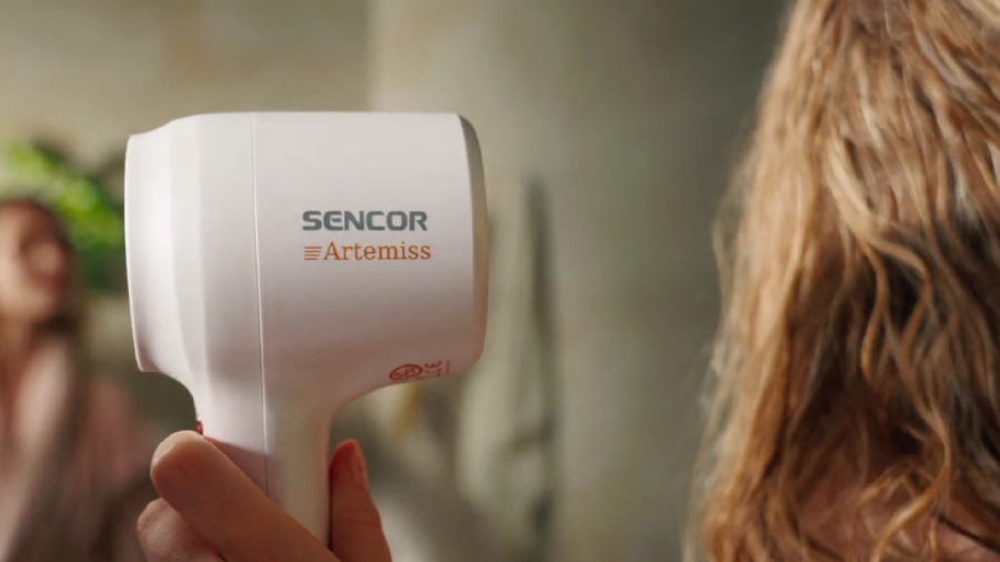 Fén Sencor SHD 9100RS Artemiss v ruce ženy, detailní pohled z na boční stranu fénu.