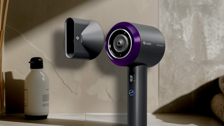 Fén TrueLife HairDryer D3 s magnetickým nástavcem v pískově obložené koupelně.