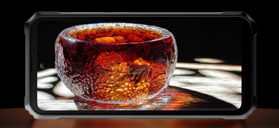 Displej odolného telefonu Blackview BL9000 Pro zobrazuje fotografii skleněné misky s hnědou tekutinou.