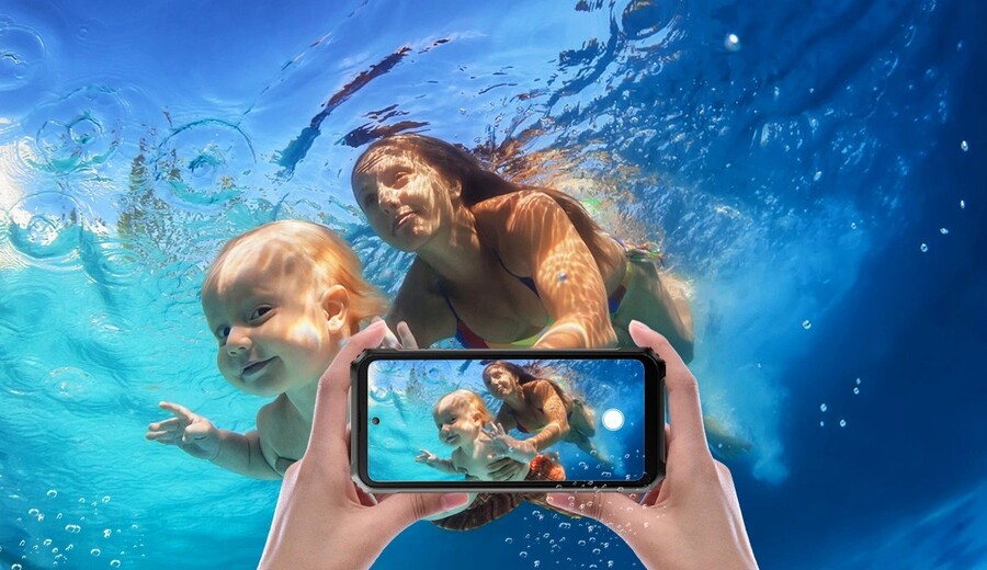 Blackview BL9000 Pro je držen pod vodou a na jeho displeji je vidět fotografie ženy a dítěte, kteří plavou pod vodou, což demonstruje schopnost telefonu pořizovat podvodní snímky.