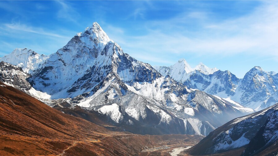 Snímek s vysokým detailem a bohatými barvami ukazuje zasněžené horské vrcholky a skalnaté údolí, což demonstruje kvalitu fotoaparátu Doogee Blade GT Ultra.