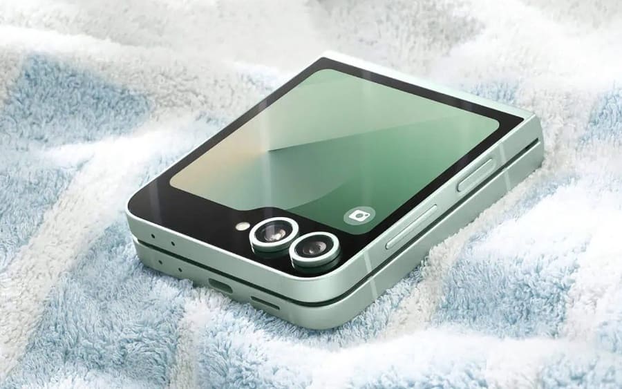 Zobrazení zadní strany zavřeného telefonu Samsung Galaxy Z Flip6 v mátové barvě. Záběr na vedlejší displej a objektivy.