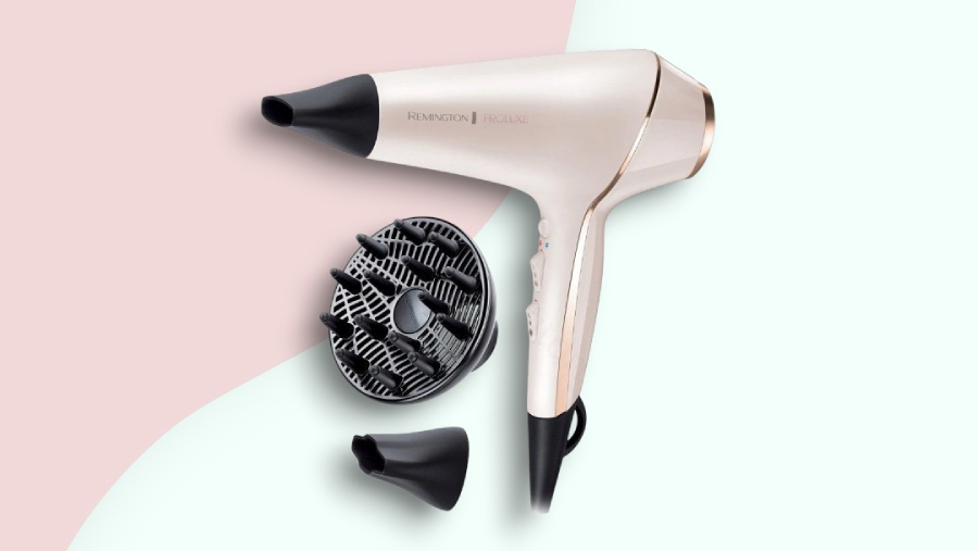 Fén Remington Proluxe AC9140 i s příslušenstvím položený na růžovo-bílém podkladu.