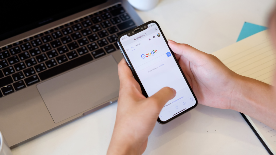 Osoba na Android mobilu hledá na Google s otevřeným rozhraním
