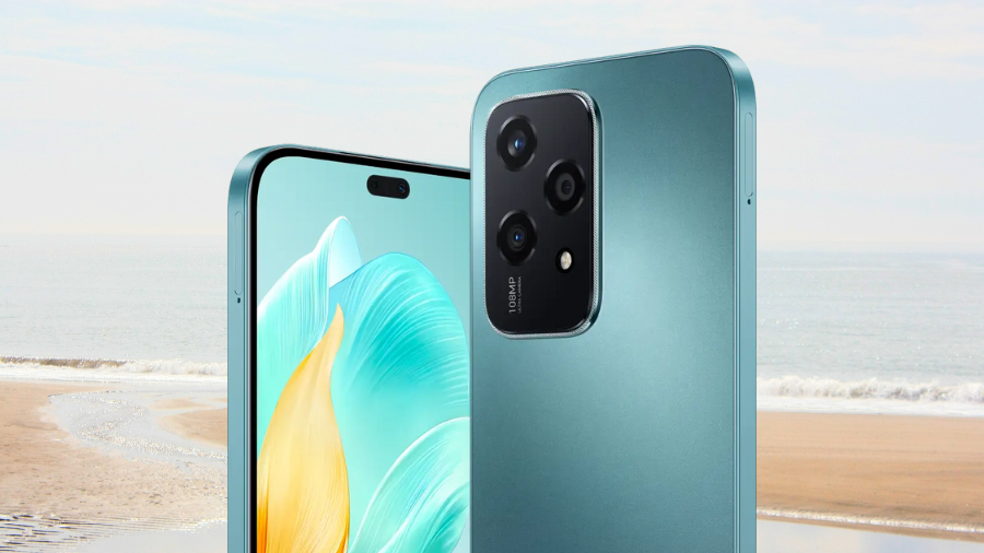 HONOR 200 Lite zblízka: Modrý zadní kryt s 108Mpx trojitým fotoaparátem a přední AMOLED displej na pláži.