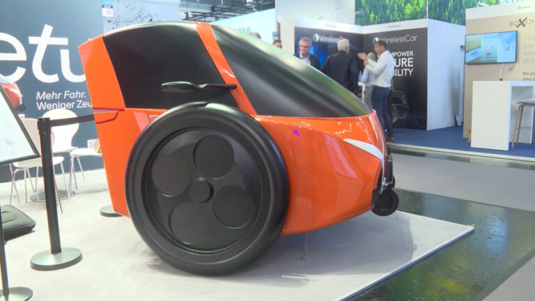 Elektromobil se 2 koly na veletrhu autosalonu IAA Mobility v Mnichově.