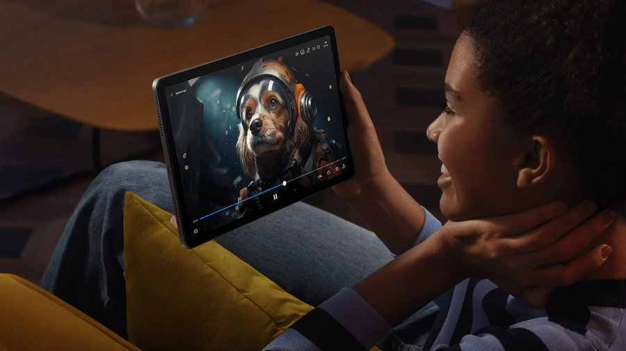 Žena sledující video se psem na tabletu Xiaomi Redmi Pad SE.