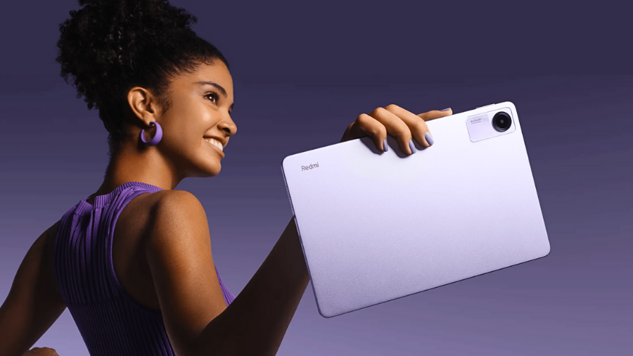 Žena držící fialový tablet Xiaomi Redmi Pad SE.