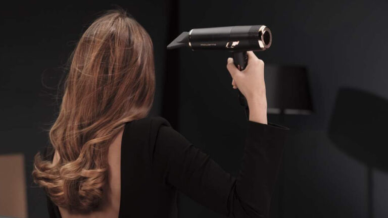 Fotografie, na které je žena zezadu fénující si vlasy fénem Rowenta CV9920F0 Maestria Ultimate Experience.