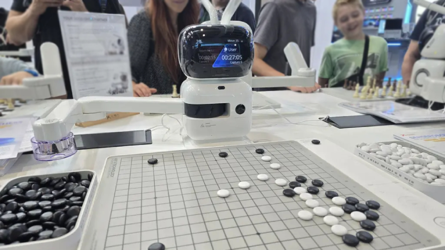 Šachový robot SenseRobot Chess hrající deskovou hru GO.