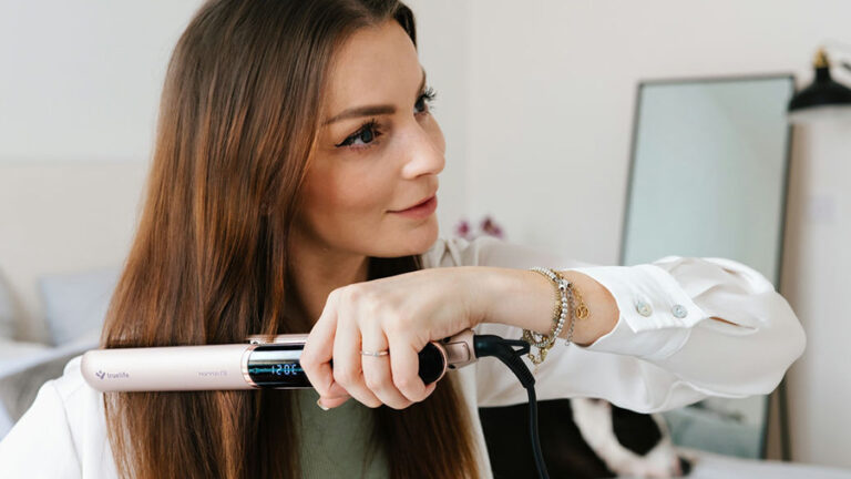 Žena používající žehličku na vlasy TrueLife HairIron N3