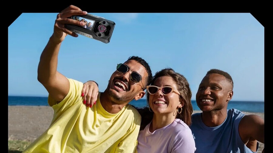 Tři usmívající se přátelé na pláži si dělají selfie s telefonem Ulefone Armor 30 Pro.