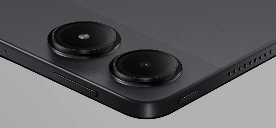 Detailní pohled na dvě kruhové čočky zadního fotoaparátu tabletu Xiaomi Redmi Pad Pro 5G v tmavě šedé barvě.