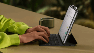 Osoba píše na magnetické klávesnici připojené k tabletu Xiaomi Redmi Pad Pro 5G, který stojí na stole.