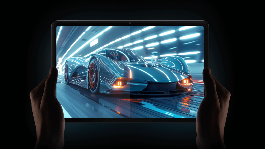 Dvě ruce drží tablet Xiaomi Redmi Pad Pro 5G, který zobrazuje detailní, plynulý render závodního vozu, což demonstruje výkon displeje a procesoru.