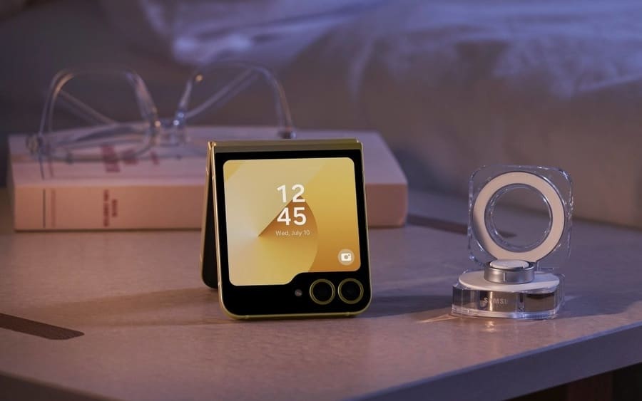 Pohled na vedlejší displej telefonu Samsung Galaxy Z Flip6 ve žluté barvě.