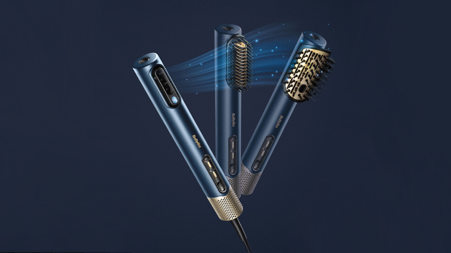 Fén BaByliss Air Wand 3v1 na modrém pozadí, fén je na obrázku 3 krát, jednou bez nástavce a dvakrát s nasazenými nástavci.