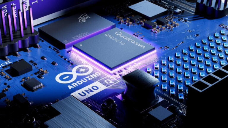 Prototypovací deska Arduino UNO Q po spojení Arduina a Qualcommu.