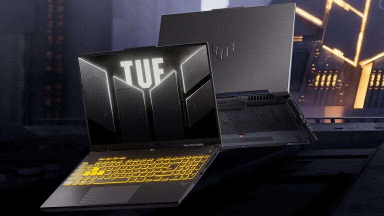 Otevřený herní notebook ASUS TUF Gaming F16 s výraznou žlutě podsvícenou klávesnicí a logem TUF na displeji je na temném industriálním pozadí a za ním se vznáší druhý.