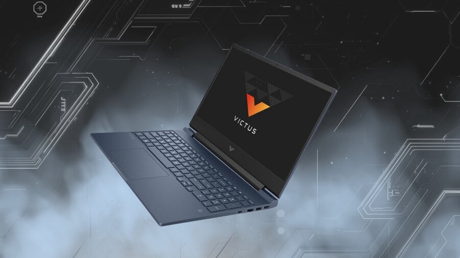 Otevřený notebook HP Victus 15 v modré barvě, vznášející se nad technologickým pozadím. Na displeji je zvýrazněné logo Victus.