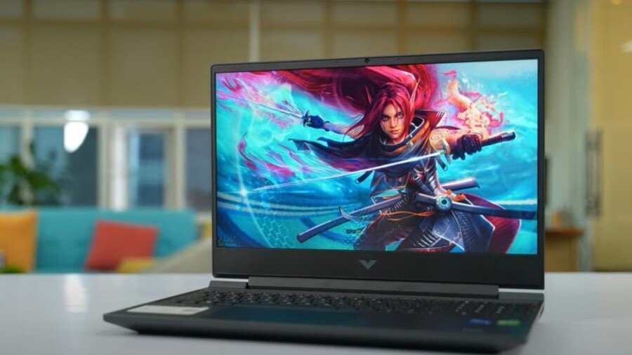 Notebook HP Victus 15 s jasným displejem zobrazujícím detailní herní grafiku.