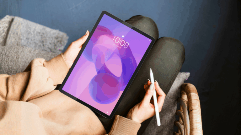 Osoba drží tablet Lenovo Idea Tab 11″ a stylus na klíně, zatímco odpočívá v křesle.