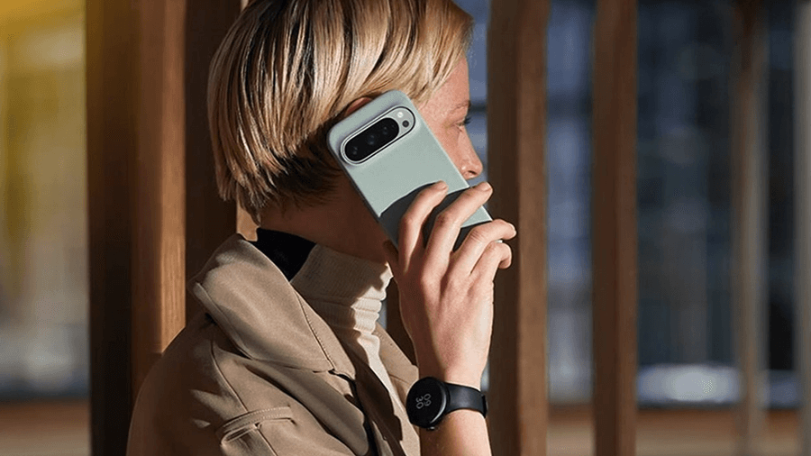 Žena drží u ucha telefon Google Pixel 9 Pro XL v zelené barvě Aloe.