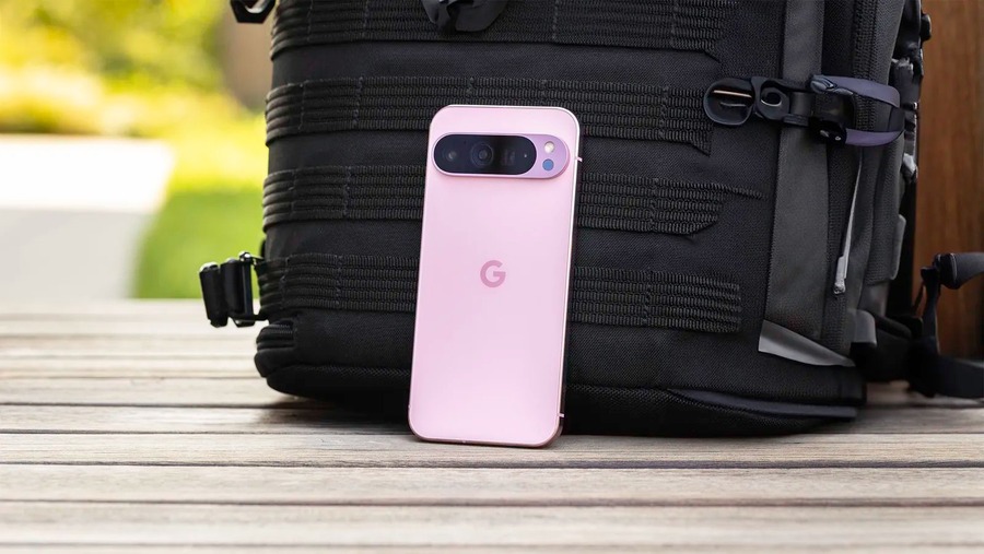 Google Pixel 9 Pro XL v růžové barvě opřený o batoh je ideálním společníkem na výlety.