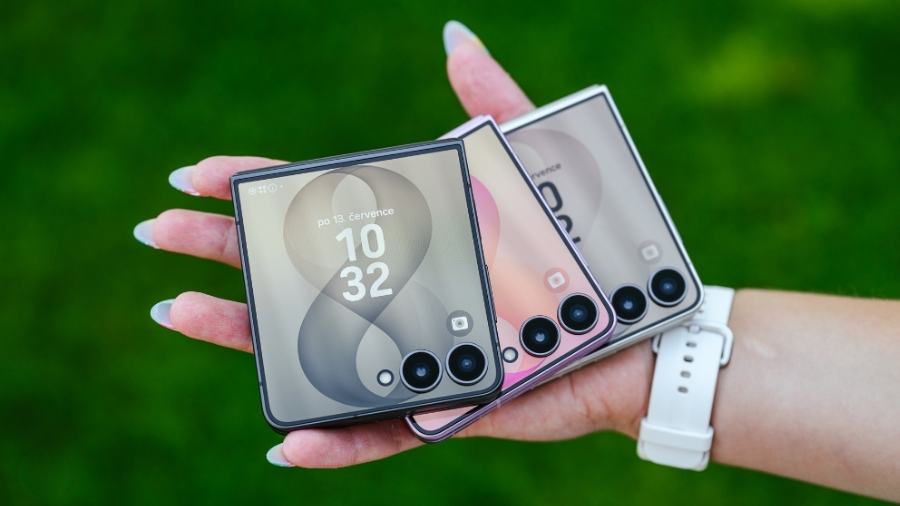 Samsung Galaxy Z Flip8 ve třech variantách na ženské ruce