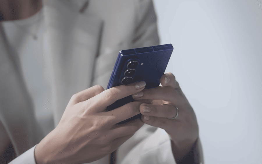 Žena drží v ruce zavřený Samsung Galaxy Z Fold7.