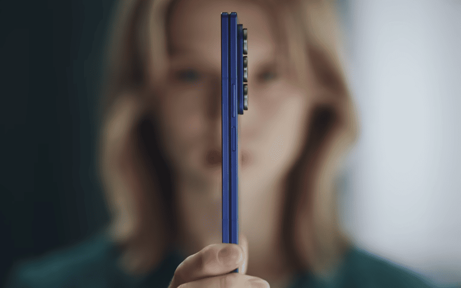 Ukázka telefonu Samsung Galaxy Z Fold7 z boční strany.