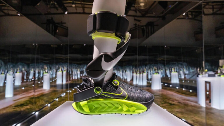 Sedmimílová boty s motorem od Nike nazutá na umělé noze, jako představení tohoto nového modelu bot.