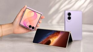 Samsung Galaxy Z Flip8 v ruce vedle skládacích telefonů HONOR Magic V6 a Samsung Galaxy Z Fold8 na světlém povrchu.