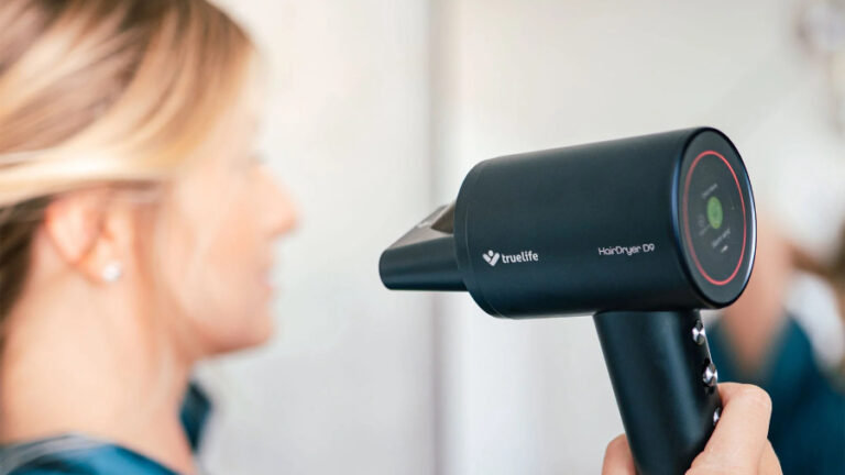 Žena fénující si vlasy fénem TrueLife HairDryer D9.