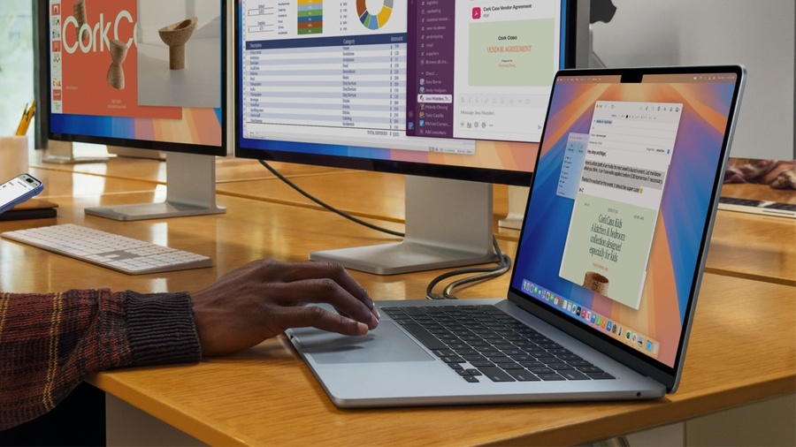 MacBook Air M4 připojený na další dva externí monitory.