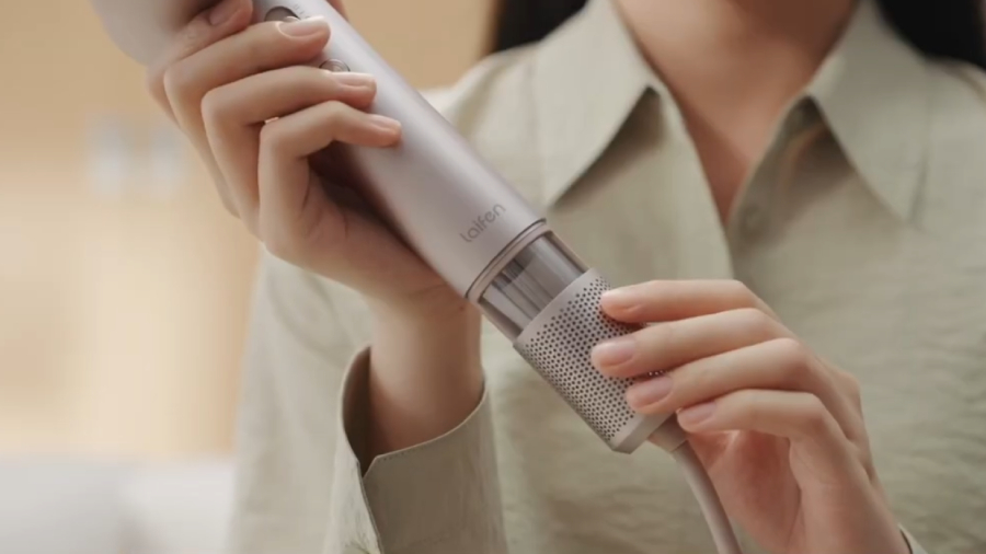 Detail rukou, které sundávají kovový dvouvrstvý filtr z fénu Laifen Swift 4.