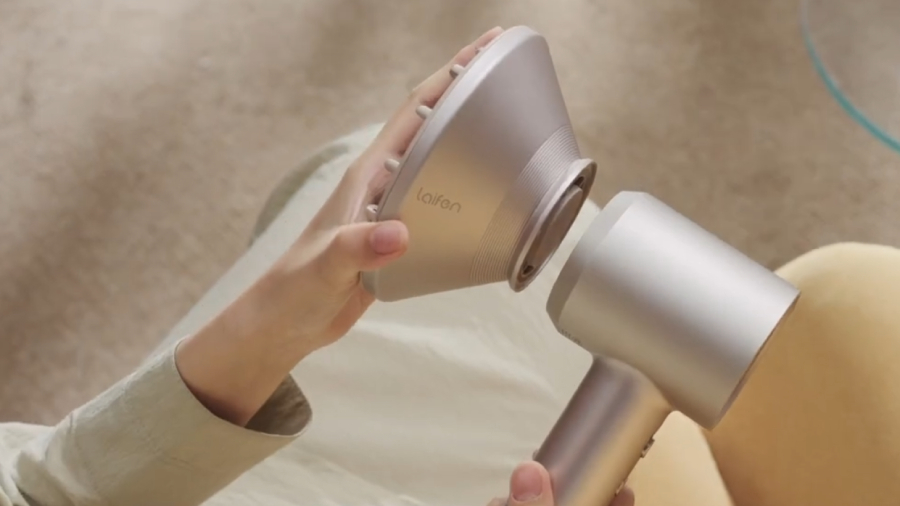 Detail na ženské ruce, které nasazují magnetický difuzér na fén Laifen Swift 4.