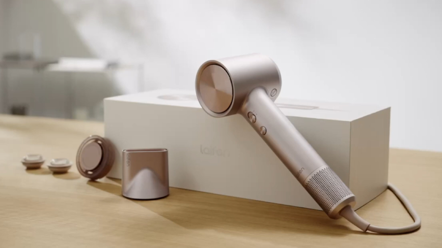 Fén Laifen Swift 4 opřený o krabici i se vsemi jeho nástavci.