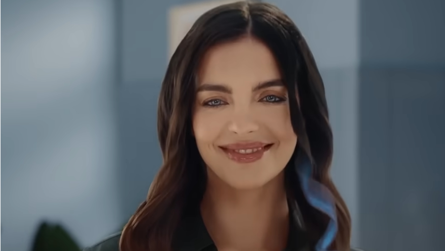 Žena s upravenými hnědými vlasy pomocí fénu Philips Series 9000 SenseIQ.