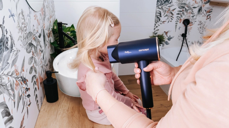 Žena fénující jemné vlásky malé blonďaté holčičce fénem Concept BLDC VV810.