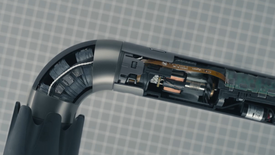 Pohled na zpracování fénu a jeho motoru uvnitř těla Dyson Supersonic r HD18.